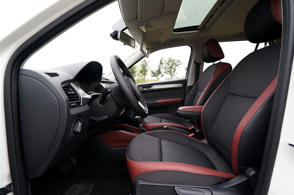 2015款 1.6L 自动智行版 座椅空间