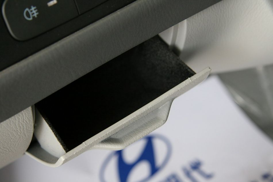 北京现代07款三厢伊兰特内饰