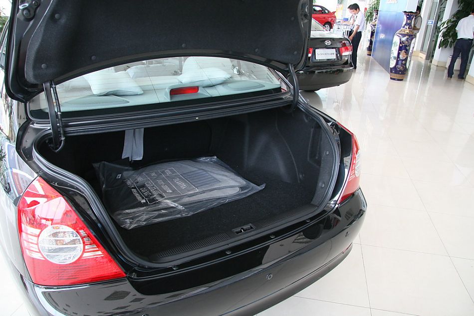 北京现代07款三厢伊兰特后备厢