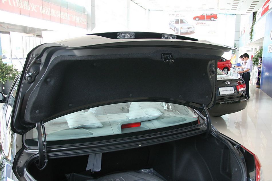 北京现代07款三厢伊兰特后备厢盖