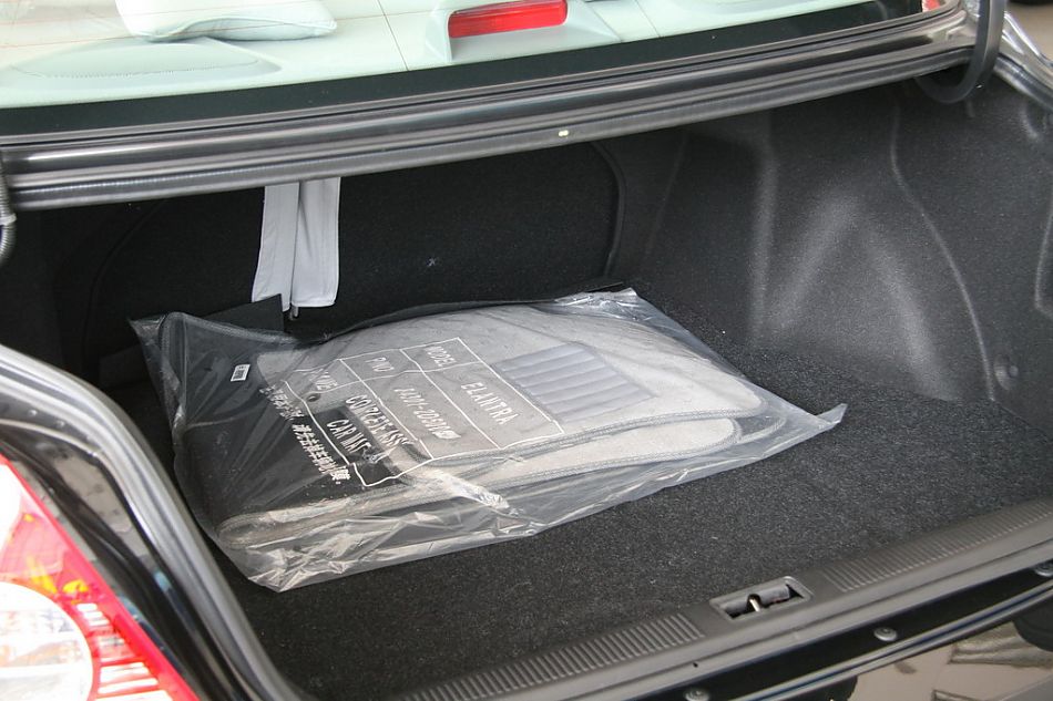 北京现代07款三厢伊兰特后备厢