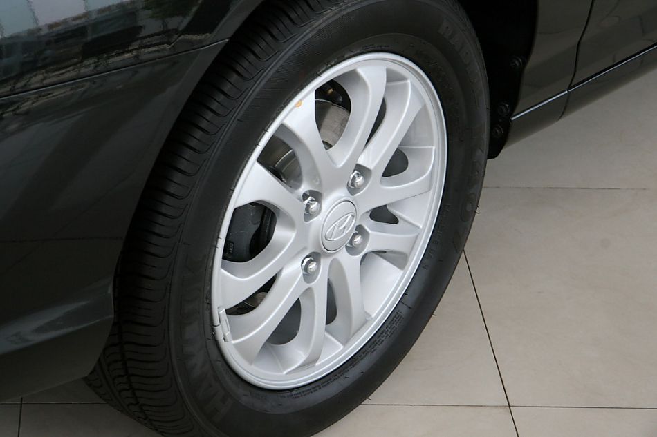 北京现代07款三厢伊兰特车轮