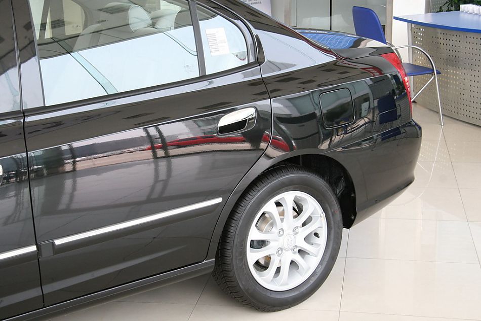 北京现代07款三厢伊兰特外观