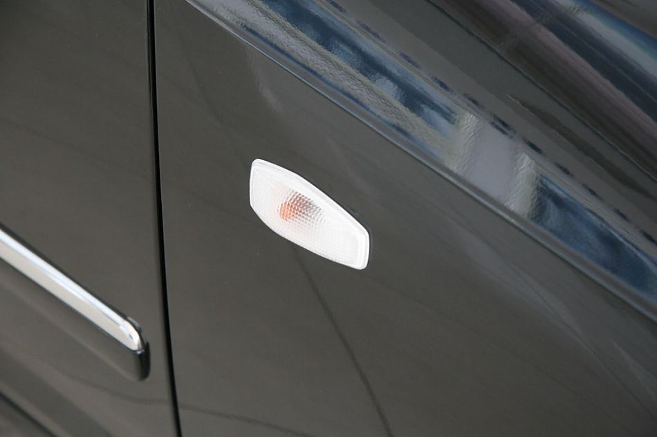 北京现代07款三厢伊兰特外观细节