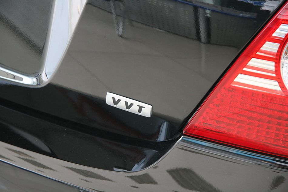 北京现代07款三厢伊兰特尾部细节