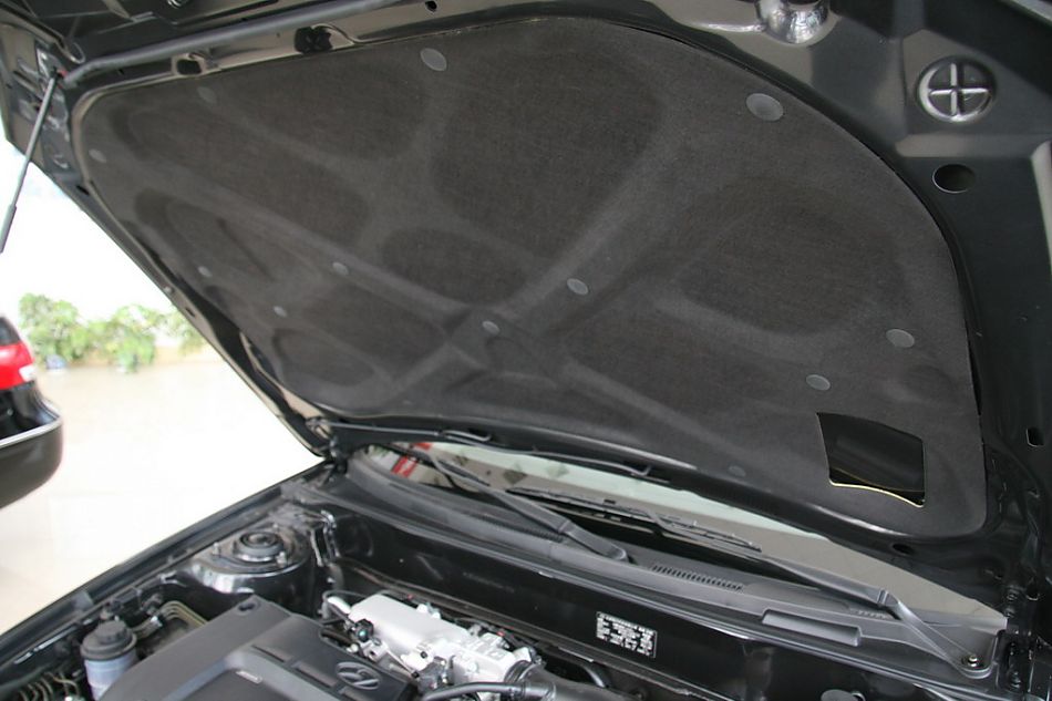 北京现代07款三厢伊兰特发动机仓盖