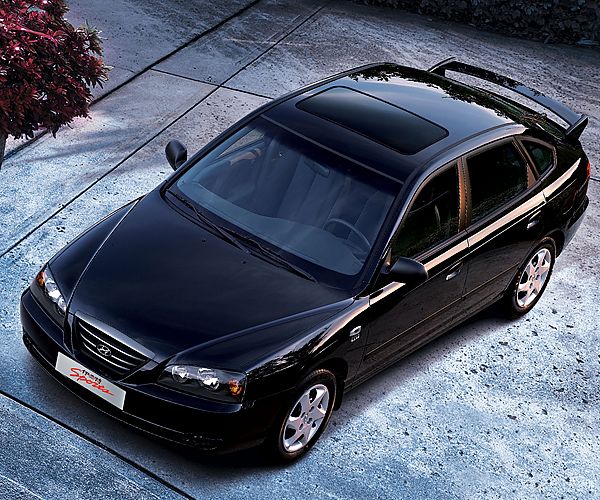 两厢伊兰特外观