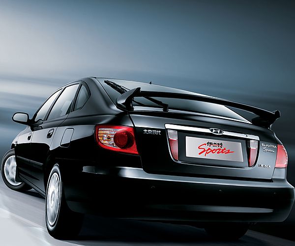 两厢伊兰特外观