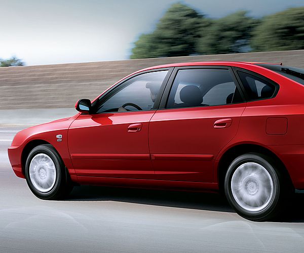 两厢伊兰特外观