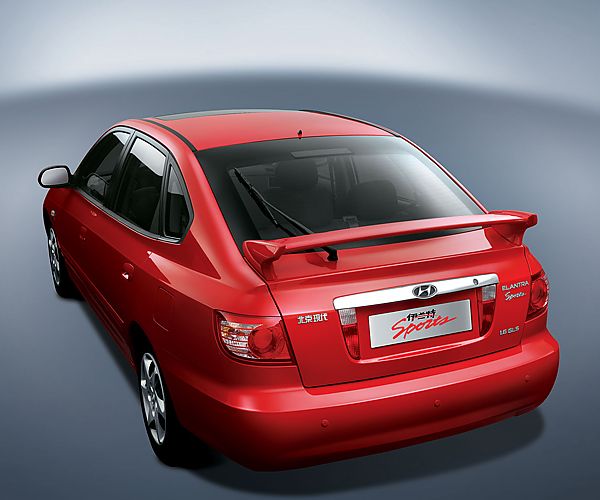 两厢伊兰特外观