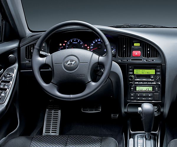 两厢伊兰特内饰