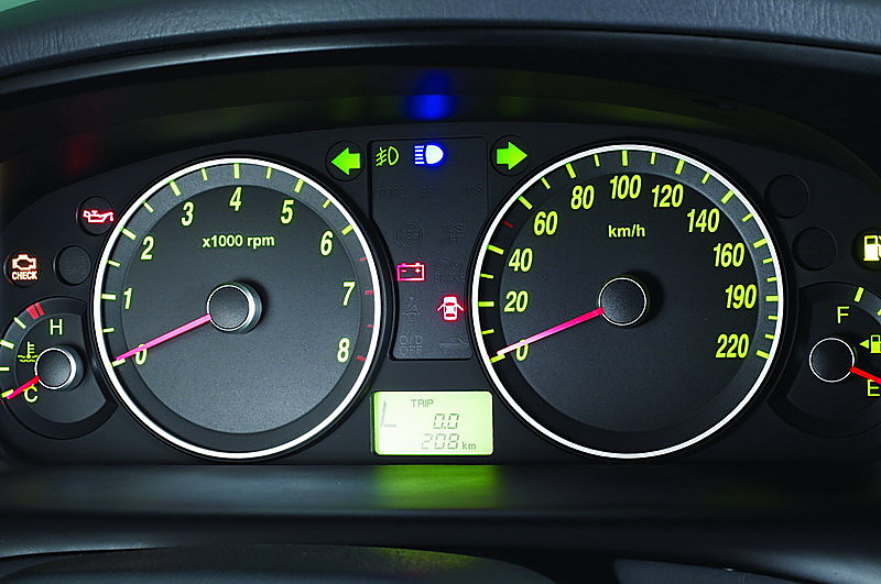 07款伊兰特黄绿仪表盘