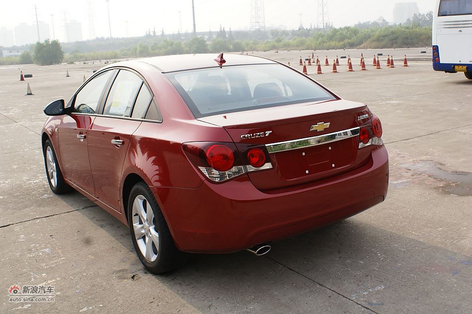 2011款科鲁兹1.6T手动档实拍图