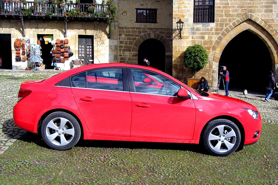 新浪西班牙试驾雪佛兰Cruze科鲁兹