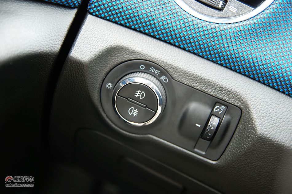 科鲁兹1.6T方向盘左侧下方