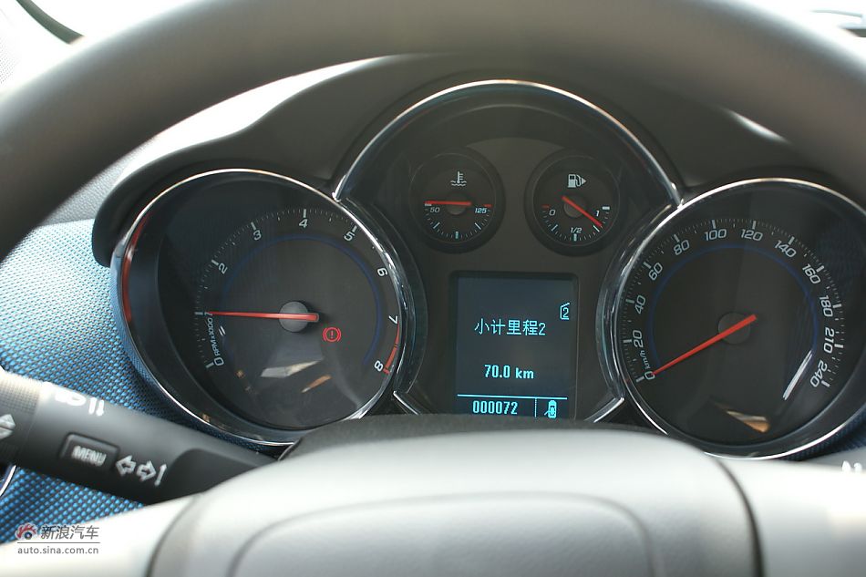 2011款科鲁兹1.6T手动档实拍图