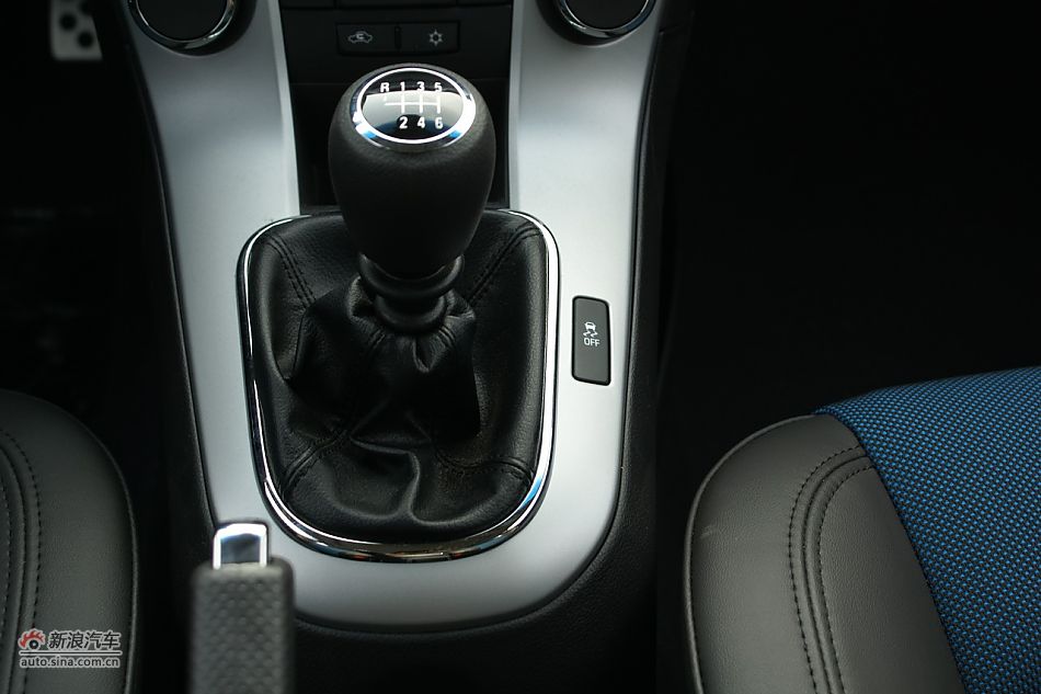 2011款科鲁兹1.6T手动档实拍图