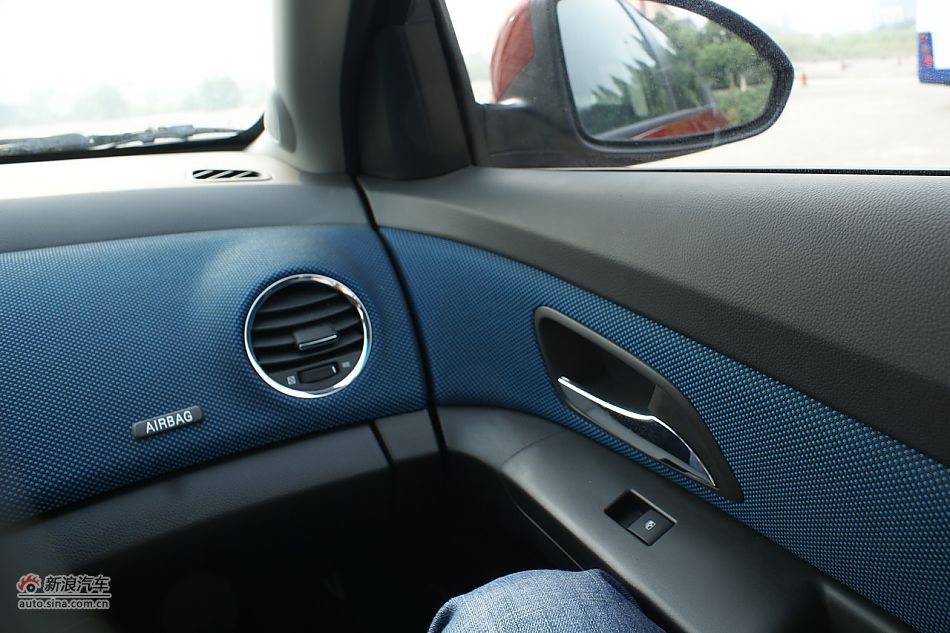 2011款科鲁兹1.6T手动档实拍图