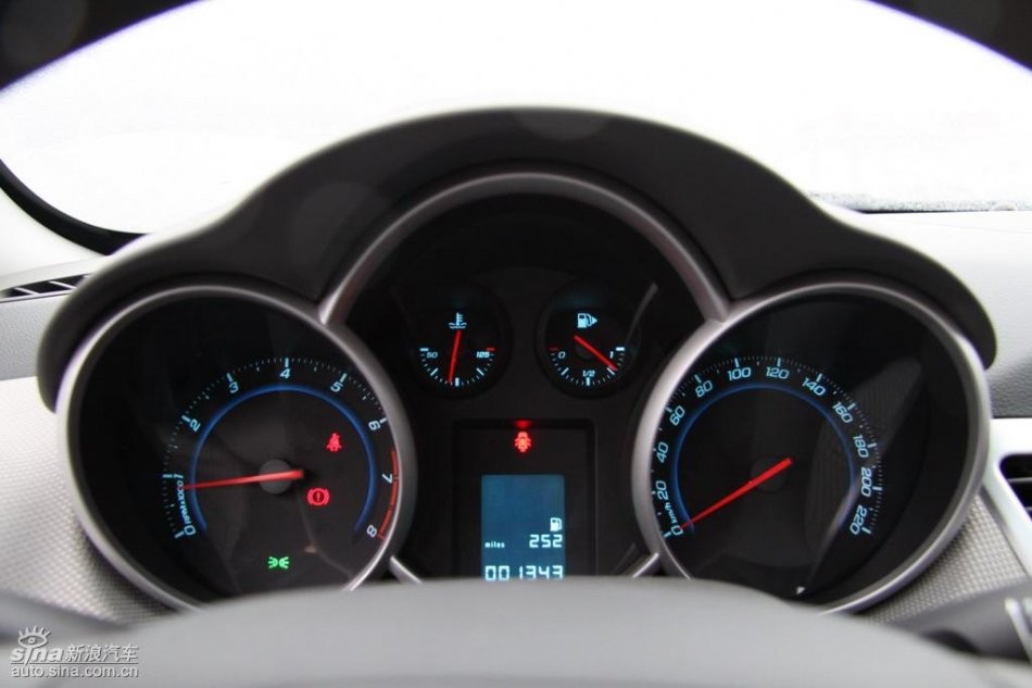 新浪试驾雪佛兰科鲁兹内饰实拍图
