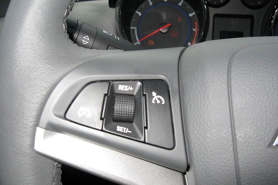 新浪西班牙试驾雪佛兰Cruze科鲁兹