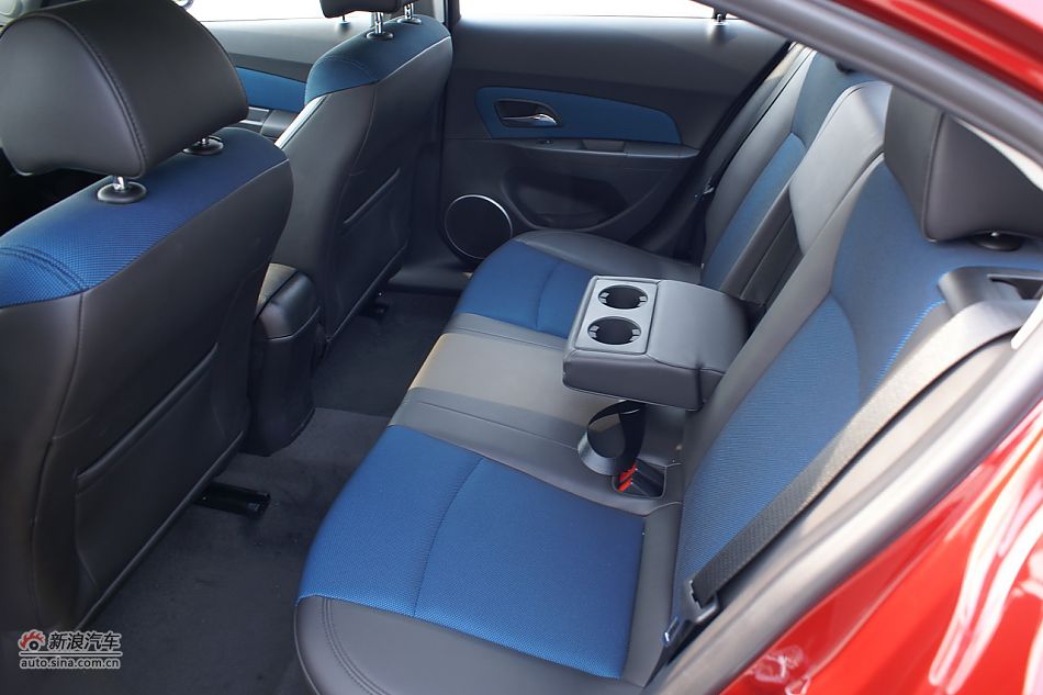 2011款科鲁兹1.6T手动档实拍图