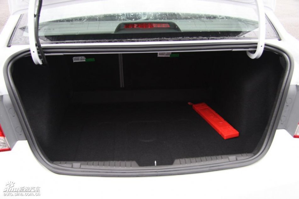 雪佛兰科鲁兹后备箱实拍图