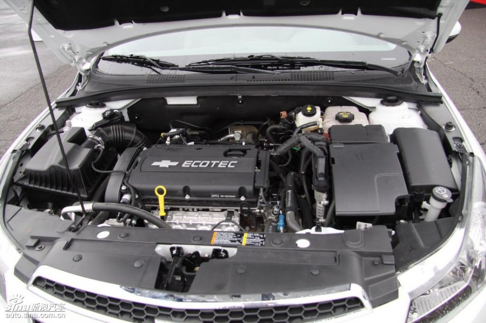 新浪试驾雪佛兰科鲁兹发动机实拍图