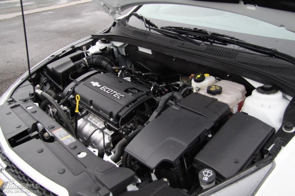 新浪试驾雪佛兰科鲁兹发动机实拍图