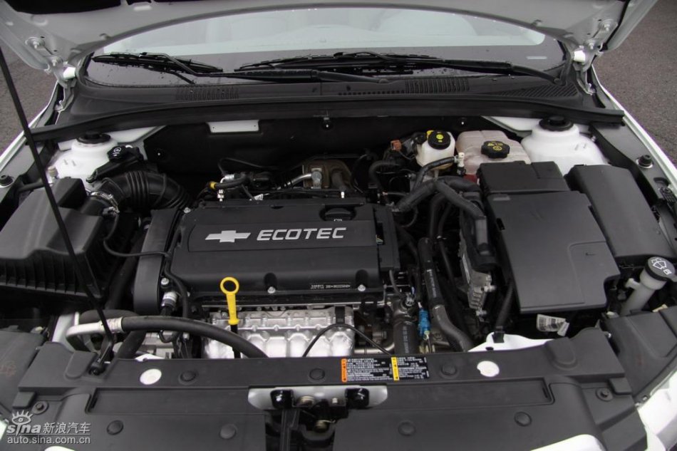 新浪试驾雪佛兰科鲁兹发动机实拍图