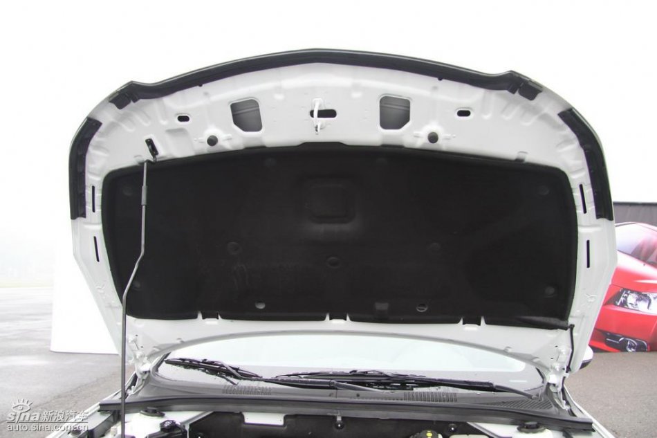 新浪试驾雪佛兰科鲁兹发动机实拍图