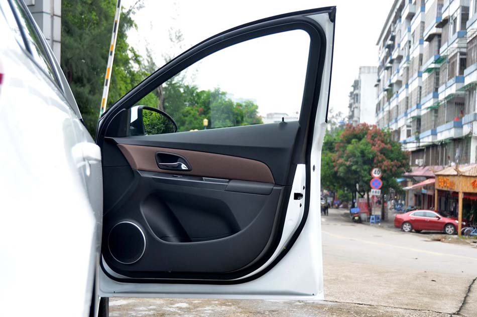 2013款 掀背 1.6L 自动豪华型 座椅空间