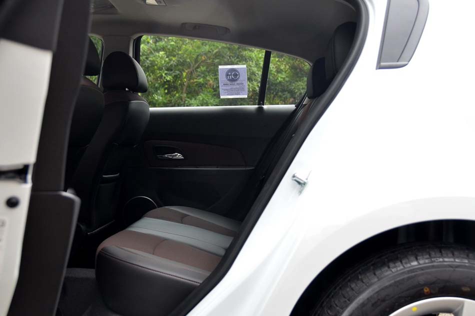 2013款 掀背 1.6L 自动豪华型 座椅空间