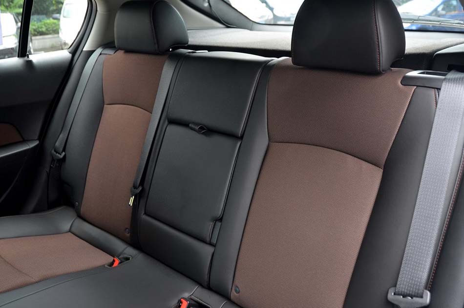 2013款 掀背 1.6L 自动豪华型 座椅空间