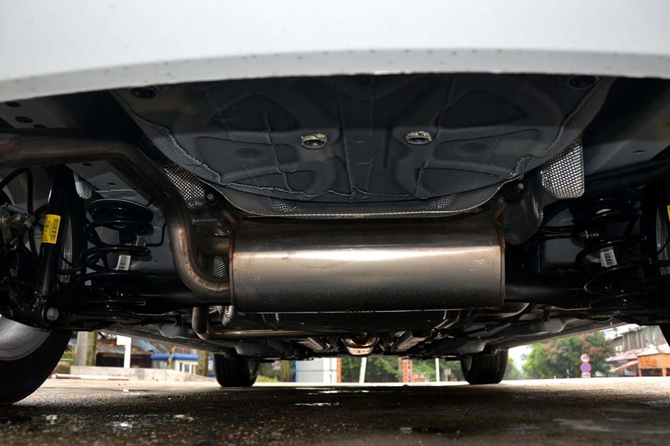 2013款 掀背 1.6L 自动豪华型 引擎底盘