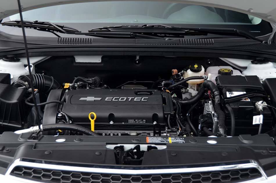 2013款 掀背 1.6L 自动豪华型 引擎底盘