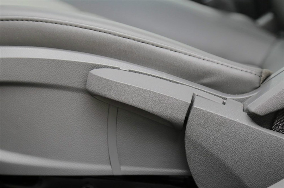 2014款 1.6L AT SL百万纪念版 座椅空间