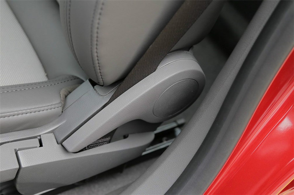 2014款 1.6L AT SL百万纪念版 座椅空间