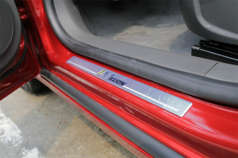 2014款 1.6L AT SL百万纪念版 座椅空间