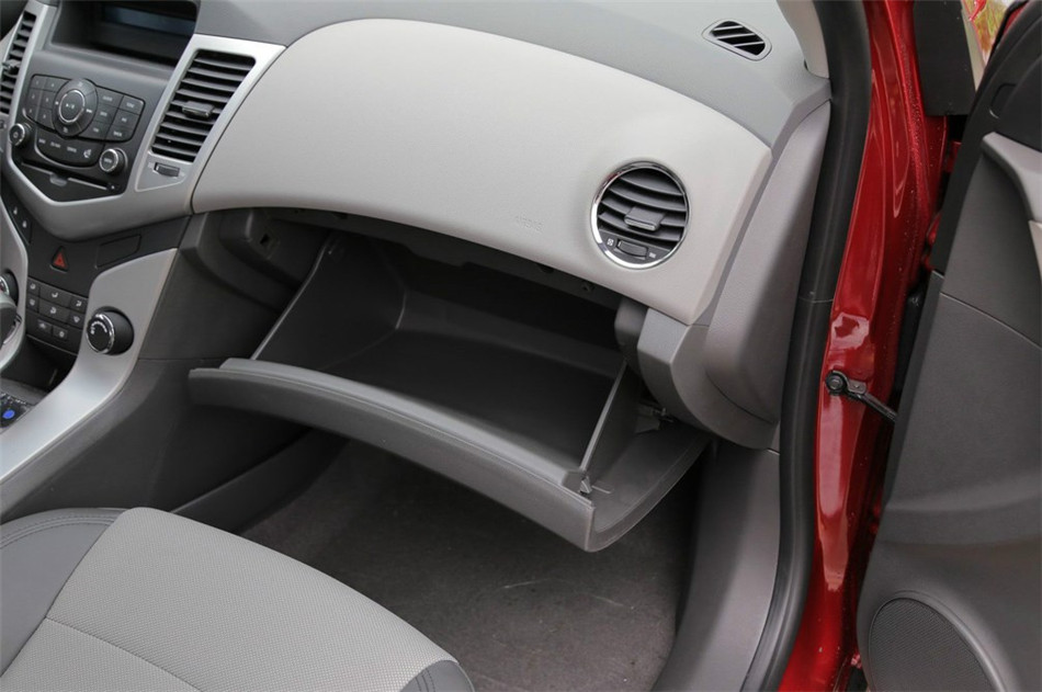 2014款 1.6L AT SL百万纪念版 座椅空间