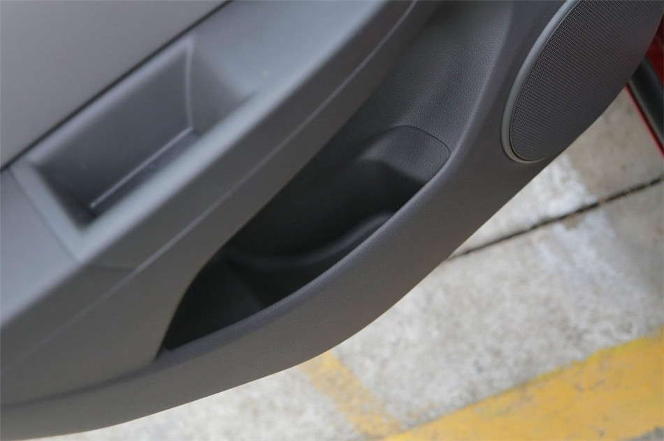 2014款 1.6L AT SL百万纪念版 座椅空间