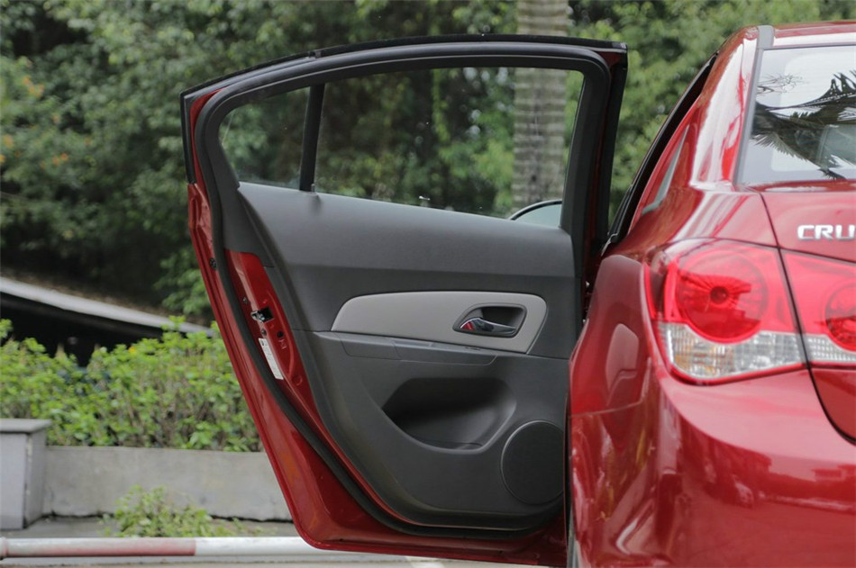 2014款 1.6L AT SL百万纪念版 座椅空间