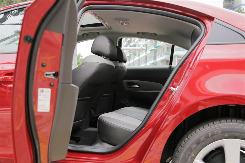 2014款 1.6L AT SL百万纪念版 座椅空间
