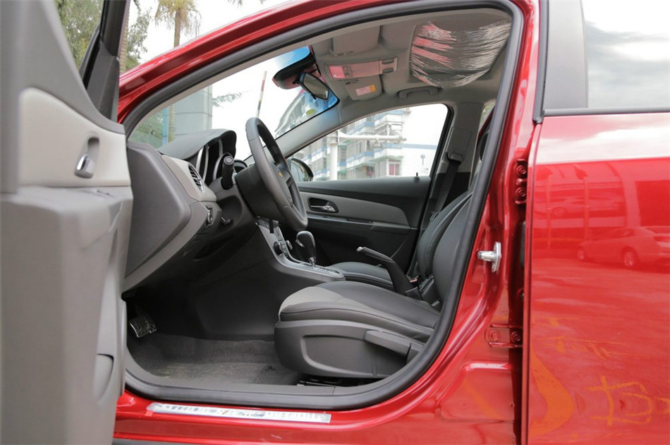 2014款 1.6L AT SL百万纪念版 座椅空间