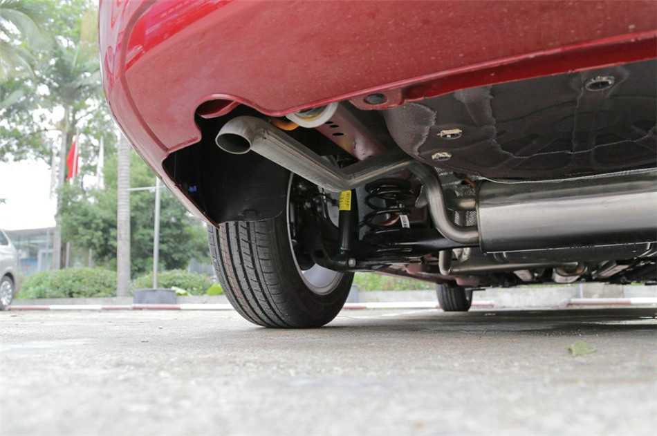 2014款 1.6L AT SL百万纪念版 引擎底盘