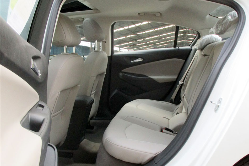 2015款 1.5L 自动精英版 座椅空间