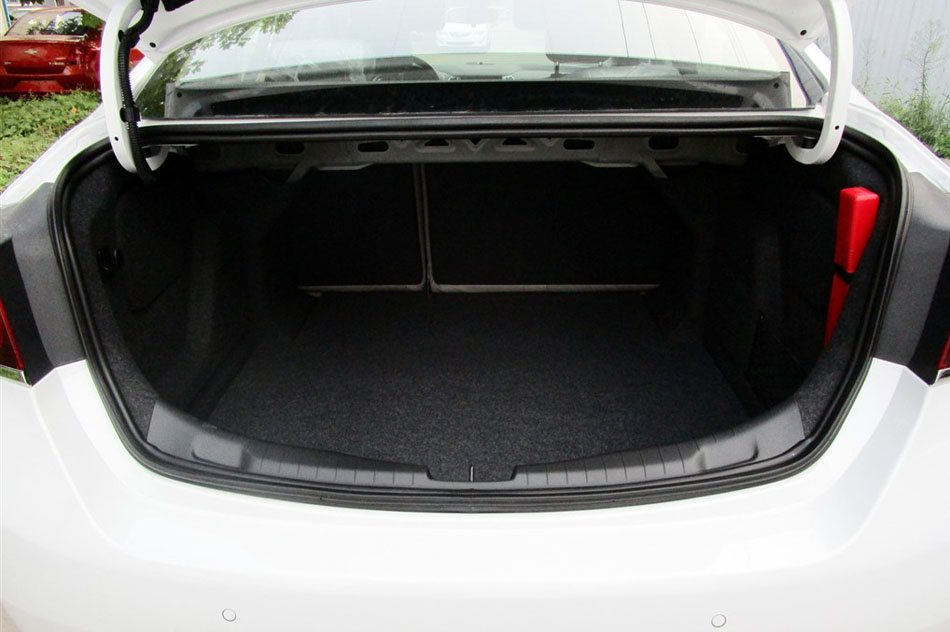 2015款 1.5L 自动精英版 座椅空间