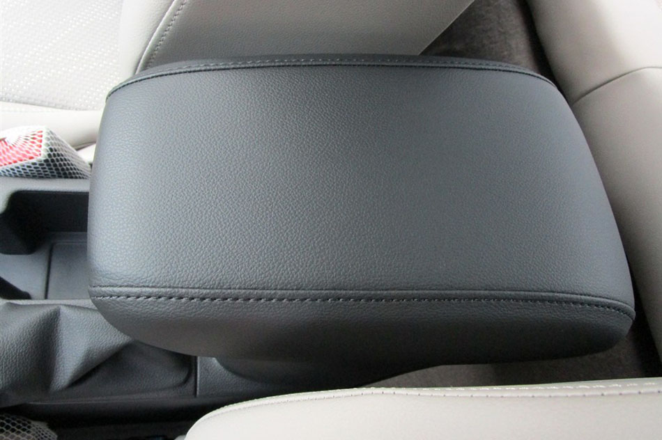 2015款 1.5L 自动精英版 座椅空间