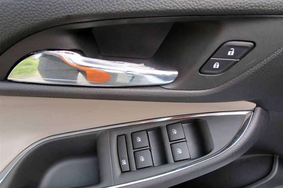 2015款 1.5L 自动精英版 座椅空间