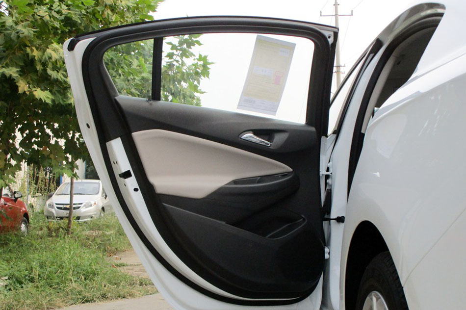 2015款 1.5L 自动精英版 座椅空间