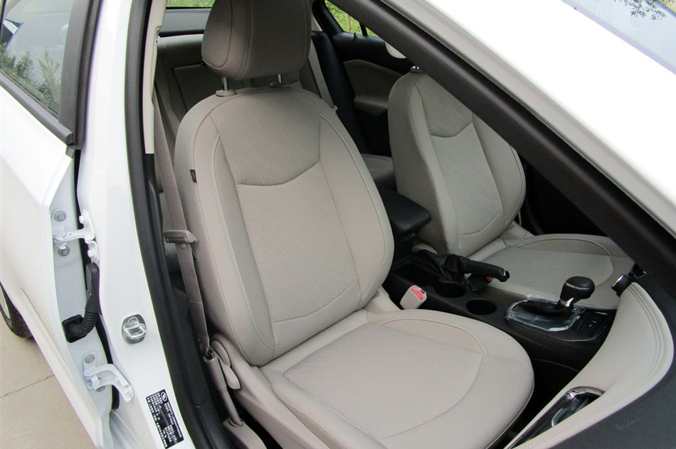 2015款 1.5L 自动精英版 座椅空间